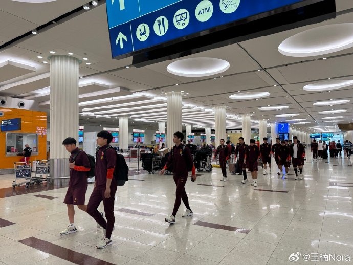 進(jìn)入客戰(zhàn)沙特最后沖刺！國足離開迪拜，乘坐班機(jī)前往利雅得